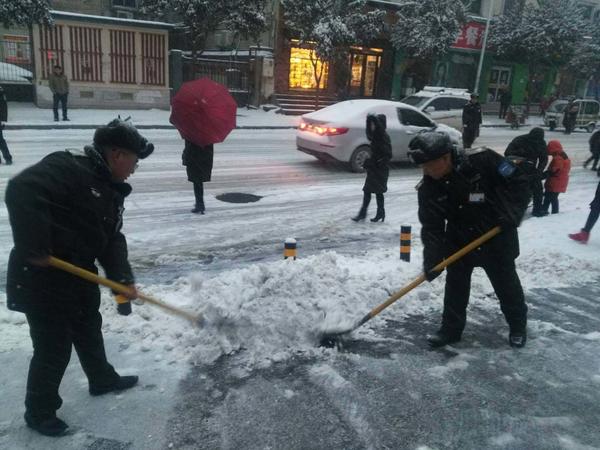巡防队员在铲雪